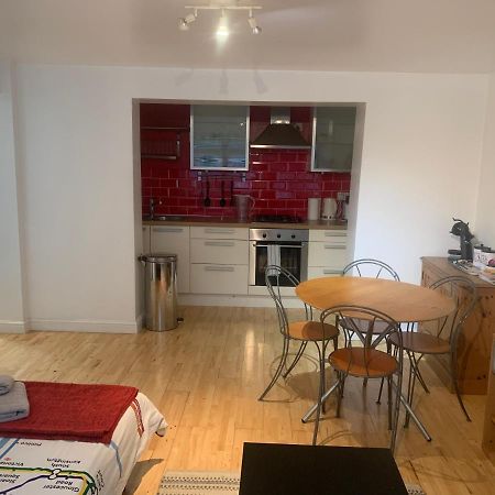 Cozy 1 Bedroom Basement Flat 런던 외부 사진