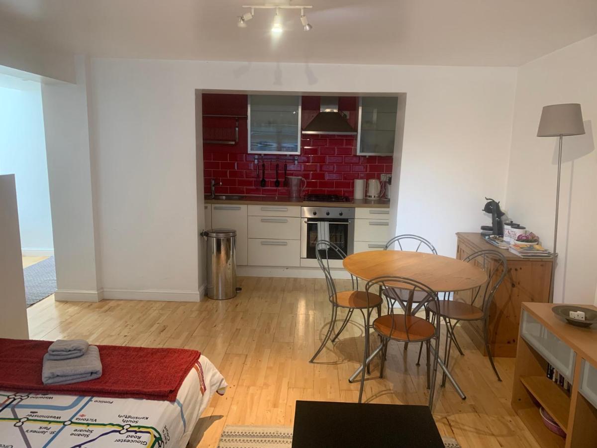 Cozy 1 Bedroom Basement Flat 런던 외부 사진